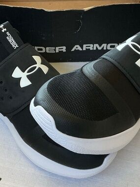 New with box UA Under Armour men’s run play shoes 10.5